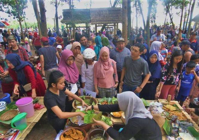 Aneka Jajanan Khas Banyuwangi di Pasar Adat Banyuwangi