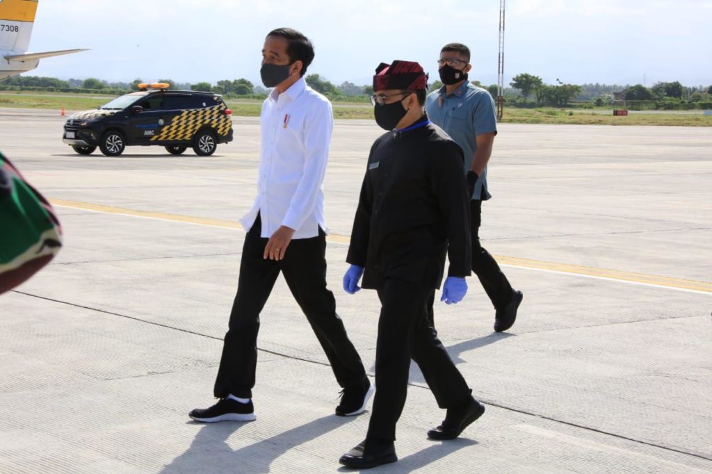 Presiden Jokowi ditemani oleh Bupati Banyuwangi saat tiba di Bandara Banyuwangi