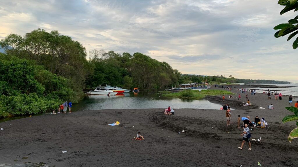 Bermain di Pantai Plengsengan Banyuwangi