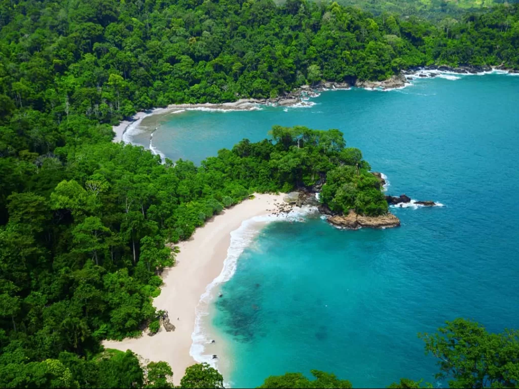 Siap-Siap Terpukau! Pesona pantai teluk hijau yang tak ada duanya
