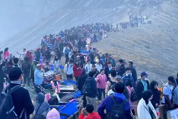 Kawah Ijen Disesaki Turis, Long Weekend Waisak Bikin Heboh!