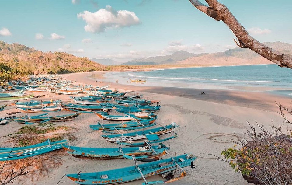 Panorama Pantai Rajegwesi, Alam Asri yang Masih Terjaga