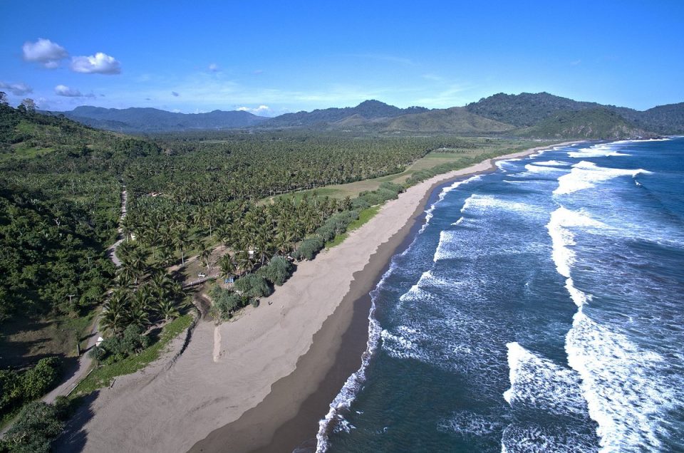 Ombak Besar Pantai Rajegwesi, Keindahan Laut yang Bikin Takjub
