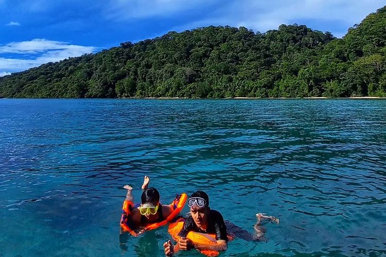 Teluk Biru untuk Snorkeling, Blue Bay yang Bikin Nagih